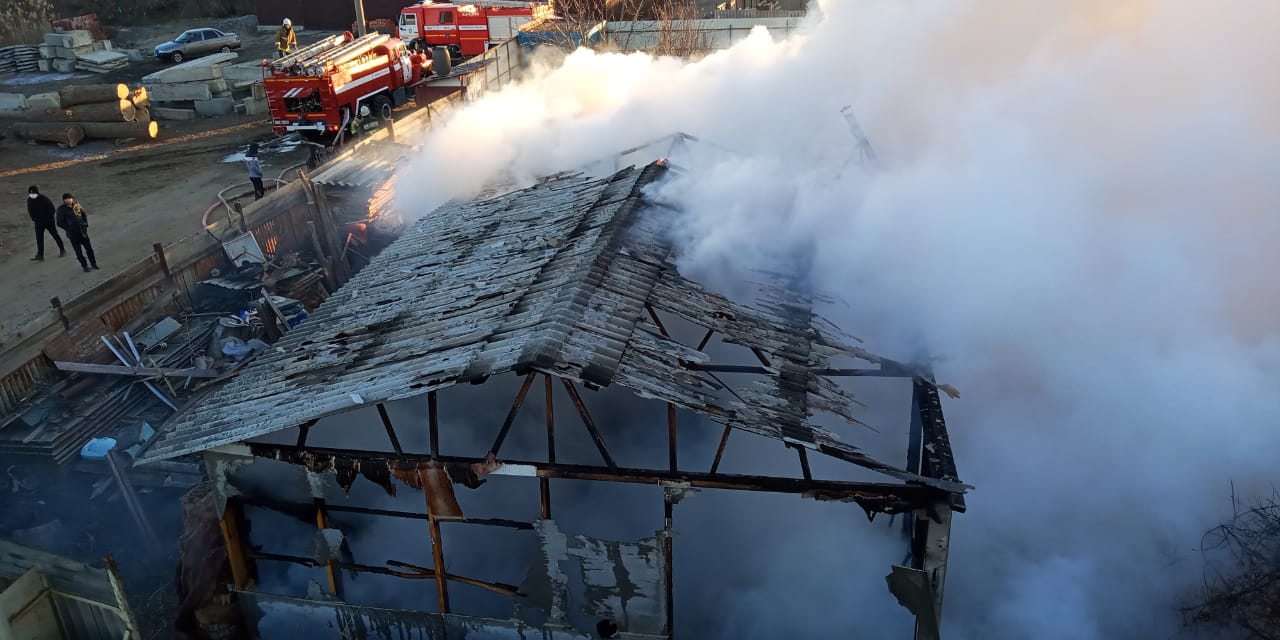 Троя пожар. Торговые павильоны горели в Астрахани. Осыпной бугор пожар 2015. В Астрахани горел рынок татар базар. Пожар на рынке татар-базар в Астрахани сегодня.