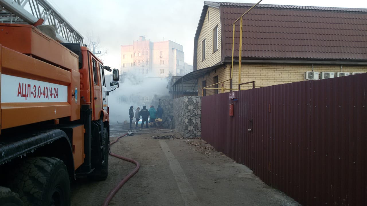 Пожар в советском районе сейчас. Пожар 06.11.2022 шоссе Энтузиастов. Пожар в гаражном боксе. Пожар в Советском районе. Пожар в Урейске.