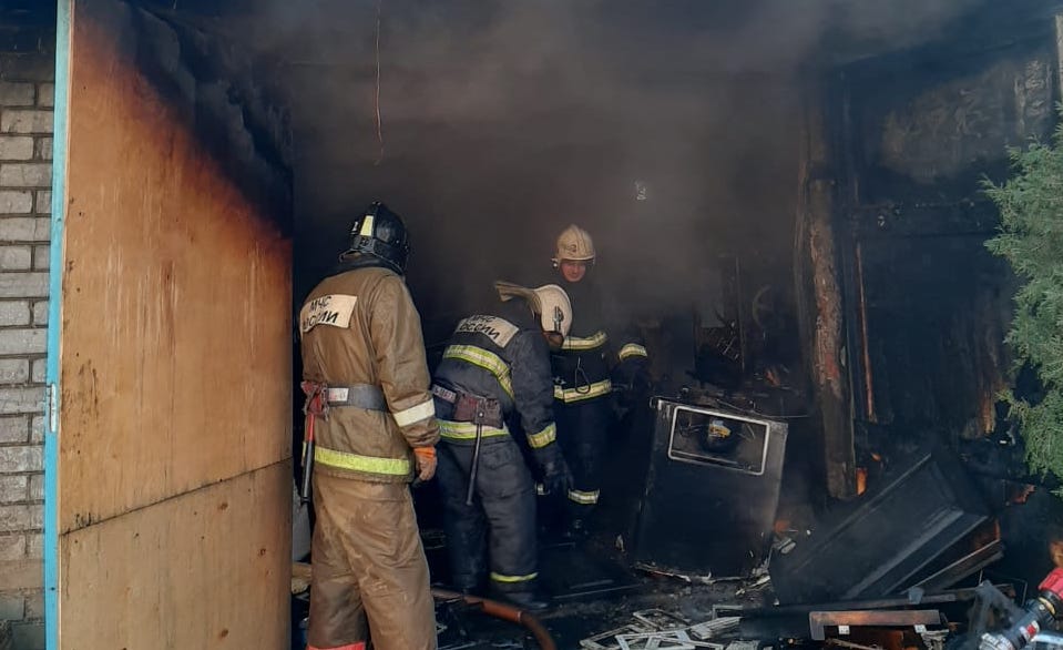 За сутки в Астраханской области горели гараж, автомобиль и два жилых дома