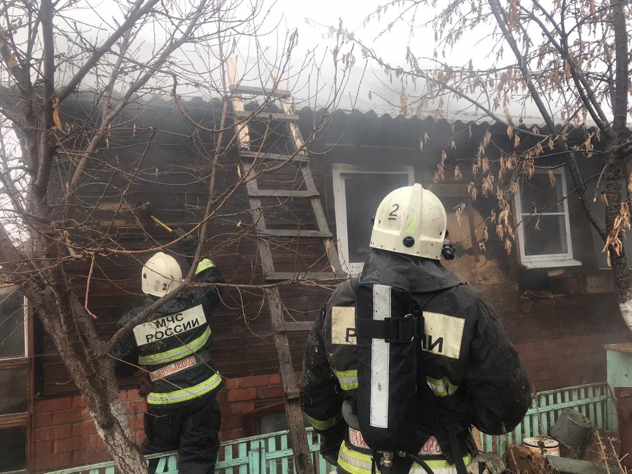 Новости астрахани последние свежие события. Пожар в Астрахани сегодня в Трусовском районе. Пожар 31 декабря 2020. Пожар на Трусовской стороне 1 Астраханской области 19 августа 2021. В Астрахани сгорел дом на Трусово.