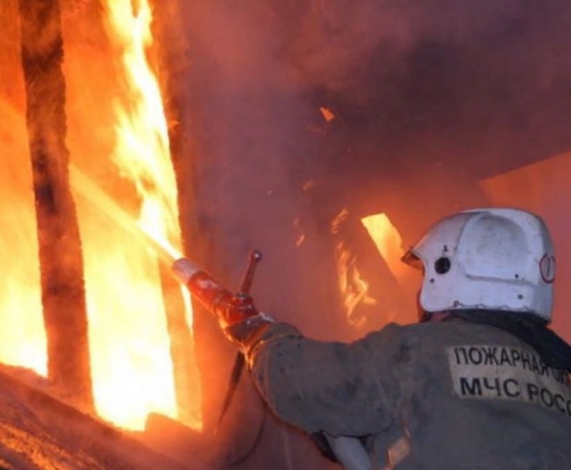 При ликвидации пожара на улице Татищева в Астрахани спасатели эвакуировали ребёнка