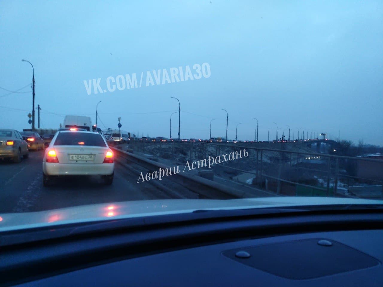 В Астраханской области затруднено движение на Новом мосту