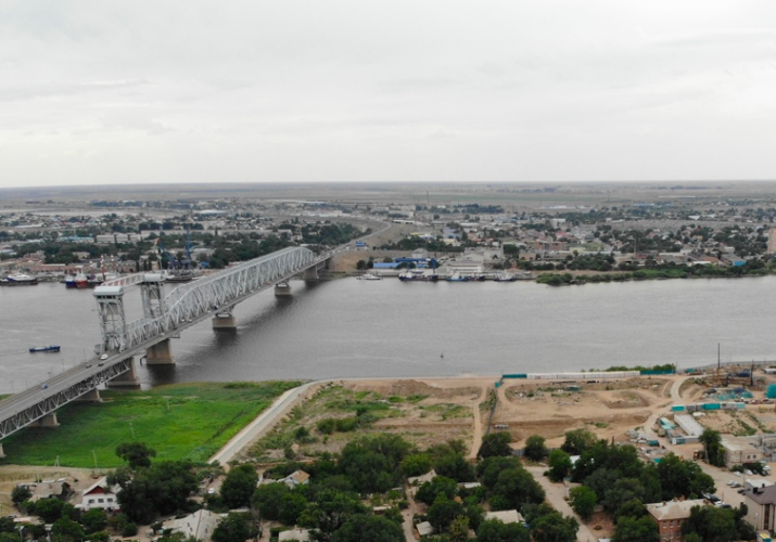 Над городами город астрахань. Астрахань Волга. Река Волга Астрахань. Астрахань берег Волги. Астрахань вид с Волги.