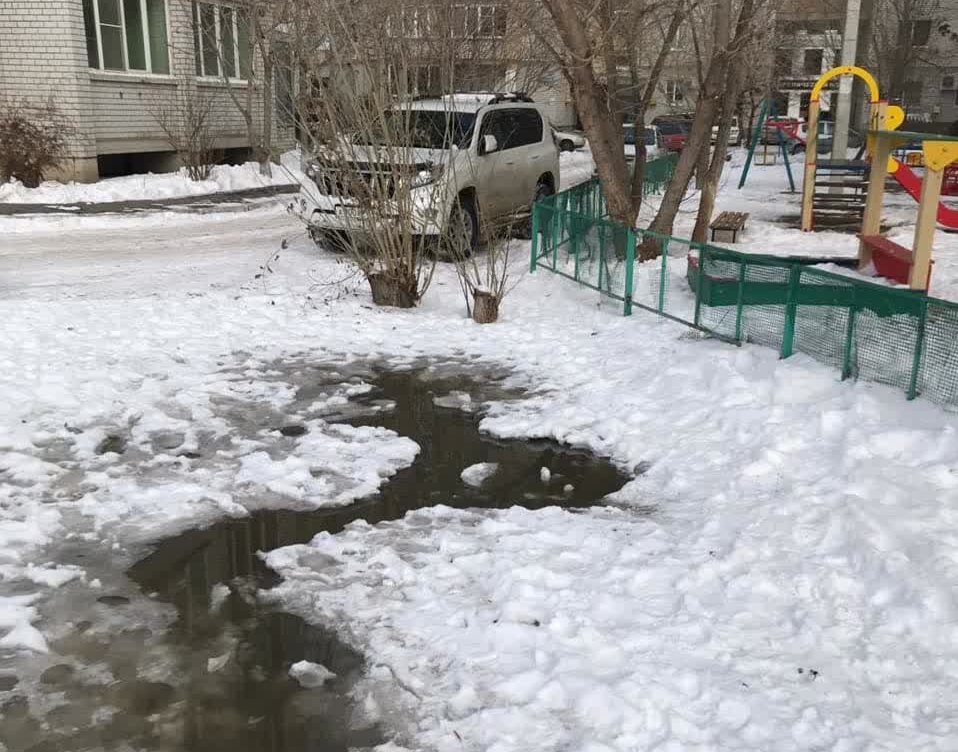 В Астрахани двор на улице Боевая затапливает сточными водами