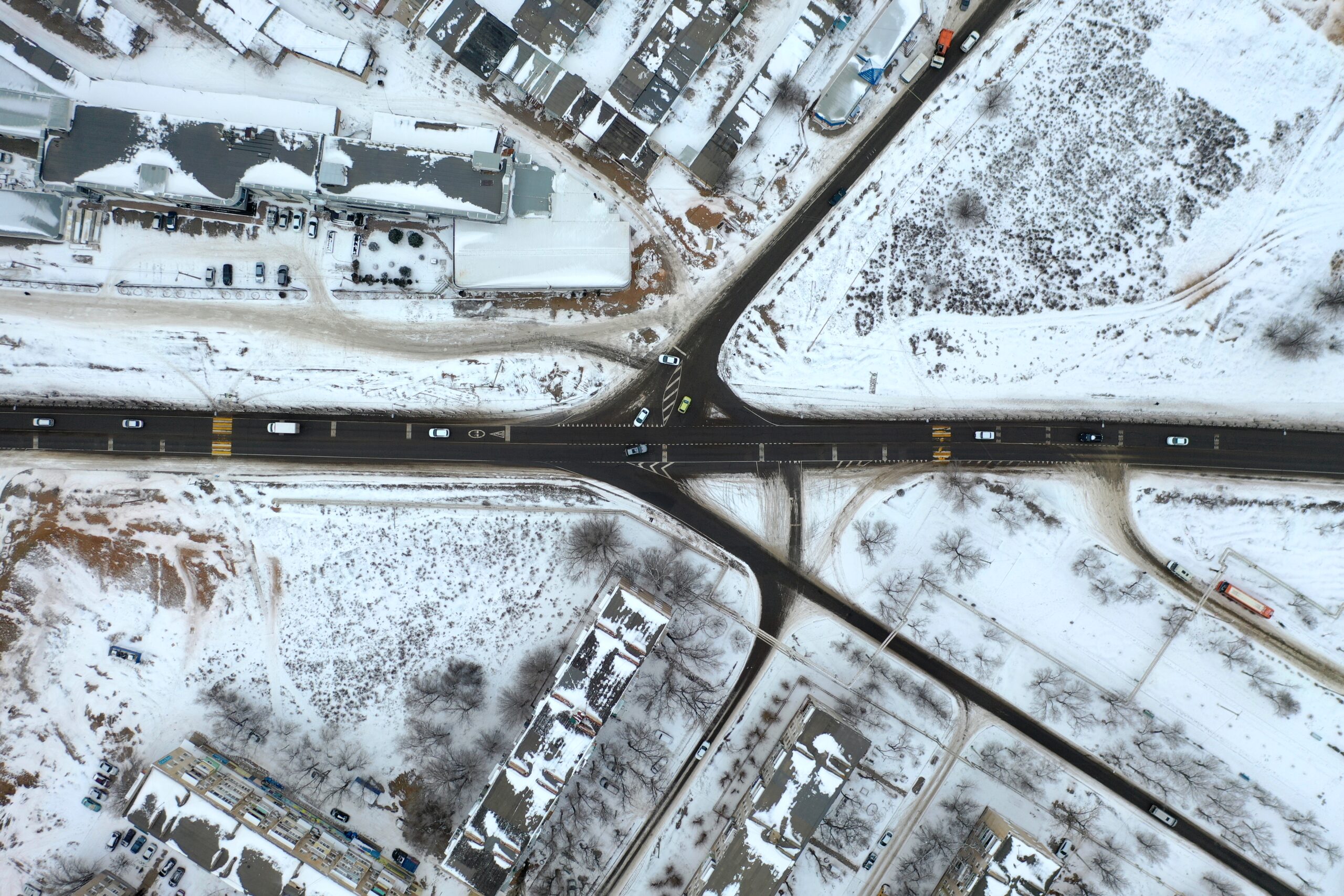 В Астраханской области на федеральных трассах снег убирают 40 машин, на городских – 50