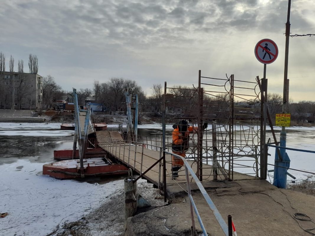 Астраханских перевозчиков попросили увеличить количество маршруток из-за закрытия пешеходного моста на «Десятке»