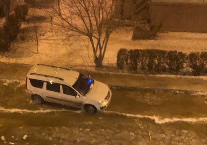 машина вмерзла в лед