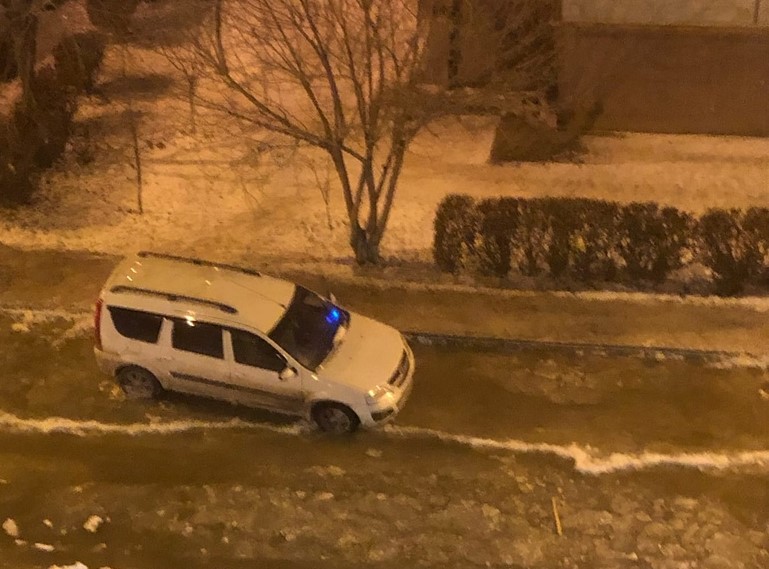 машина вмерзла в лед