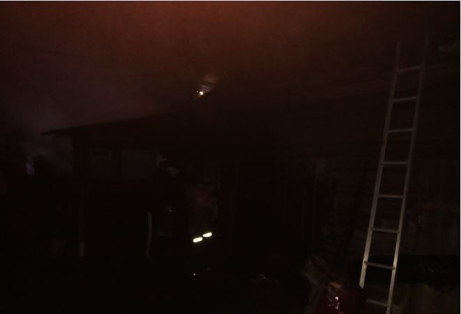 Ночью в Камызякском районе Астраханской области горели дом и баня