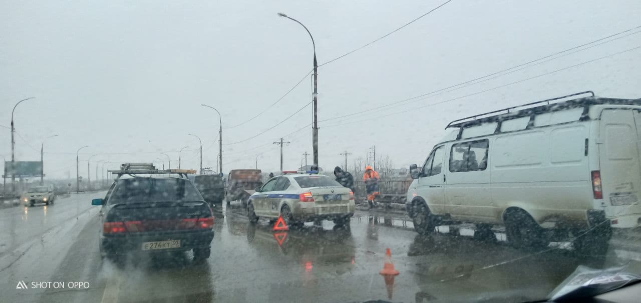 На Новом мосту в Астрахани автомобиль снёс ограждение