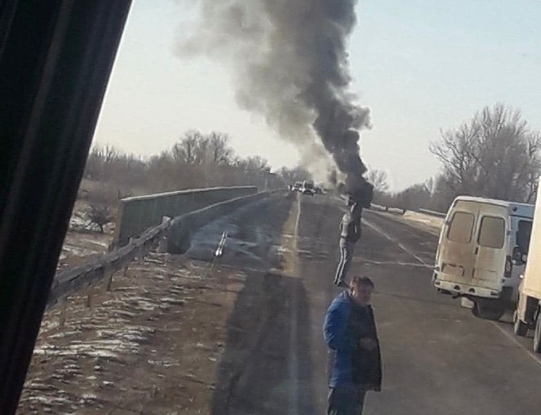 Возле поселка Тальниковый в Астраханской области горит фура