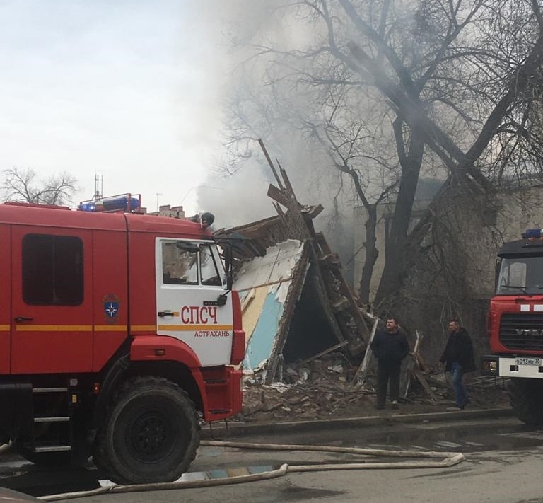 В Астрахани на улице Кирова горели два заброшенных дома на площади 65 кв.м
