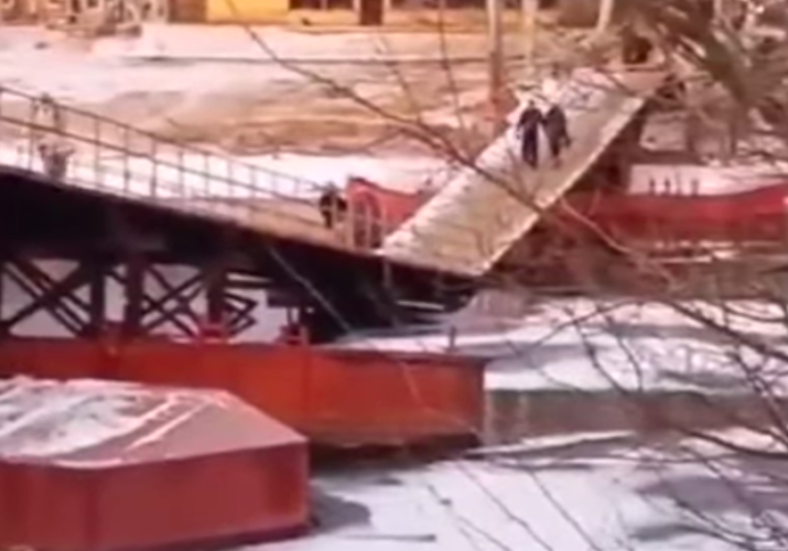 мост упал