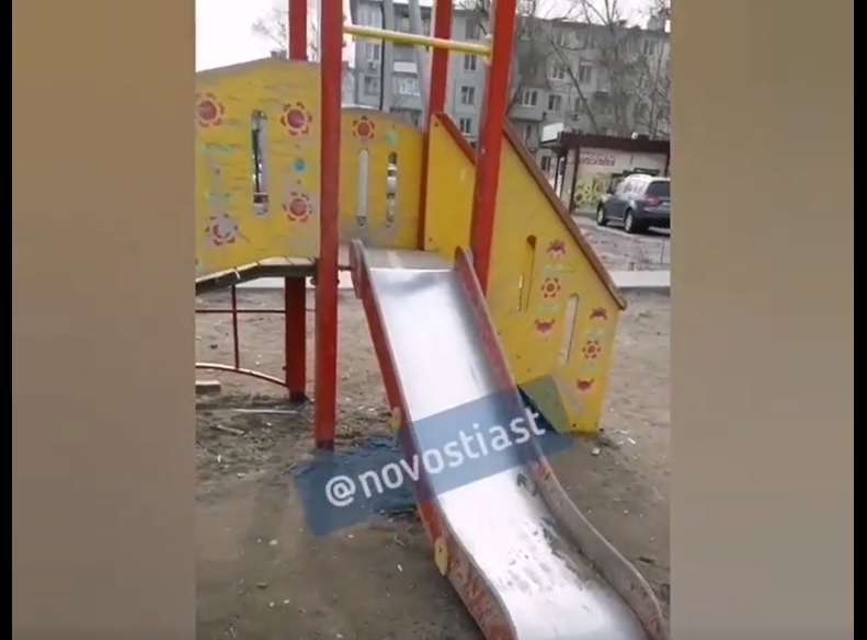 Астраханцам предложили самим убирать на детских площадках