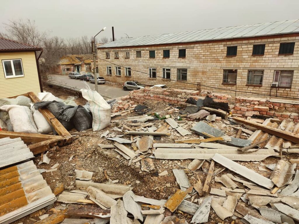 В Икрянинском районе сносят старые аварийные дома