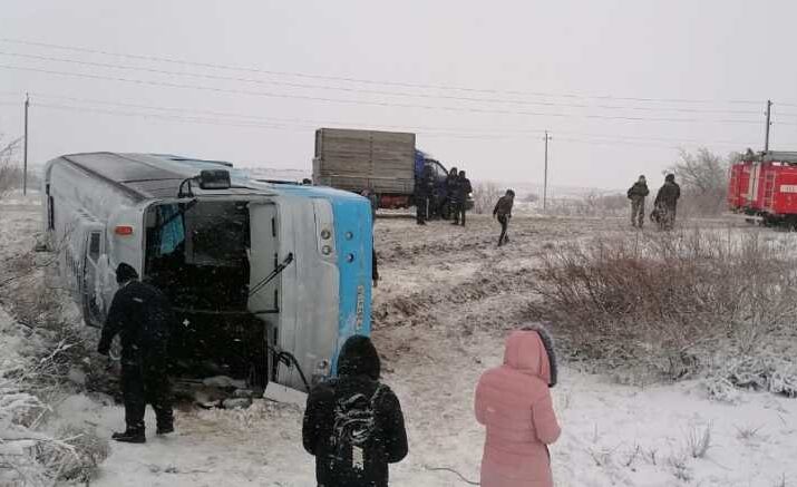 Под Астраханью перевернулся автобус с пассажирами