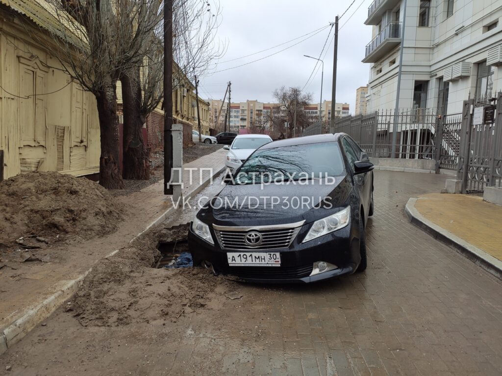 В Астрахани очередной автомобиль ушел под землю в дыру в асфальте