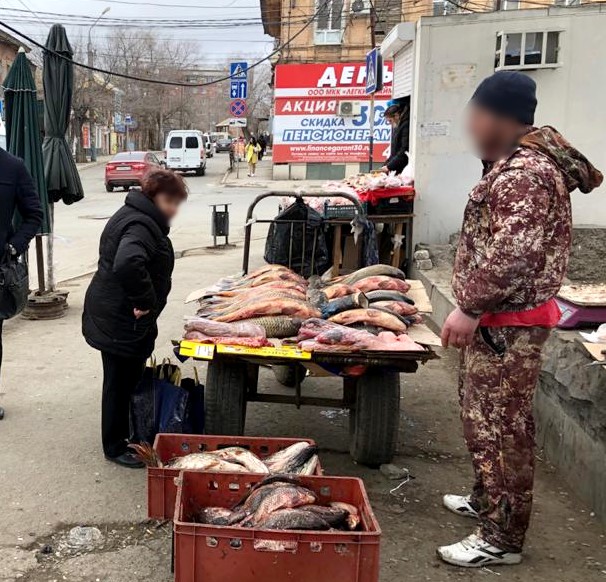 В Астрахани на Больших Исадах задержали 10 продавцов
