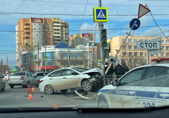 В Астрахани на улице Николая Островского случилась авария. Пострадали пассажирка и дорожный знак