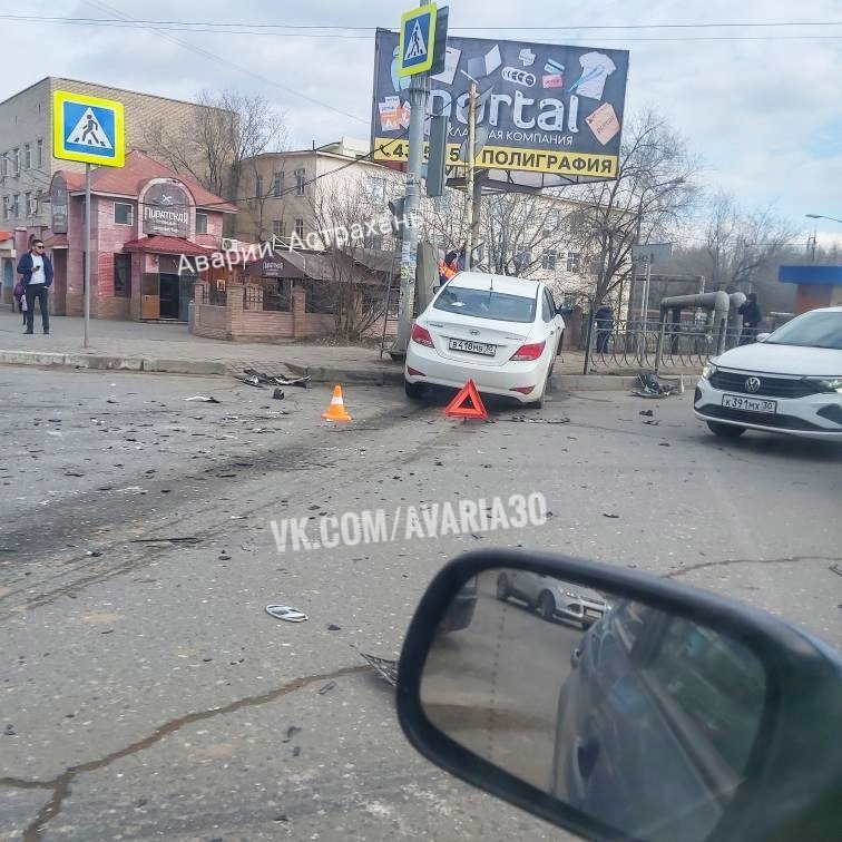 В Астрахани на улице Николая Островского случилась авария. Пострадали пассажирка и дорожный знак