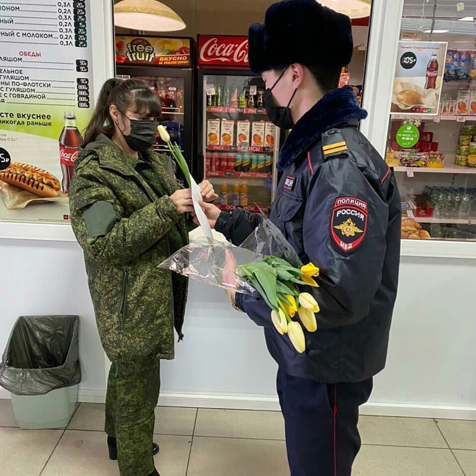 Сегодня на улицах Астрахани женщинам вручалицветы