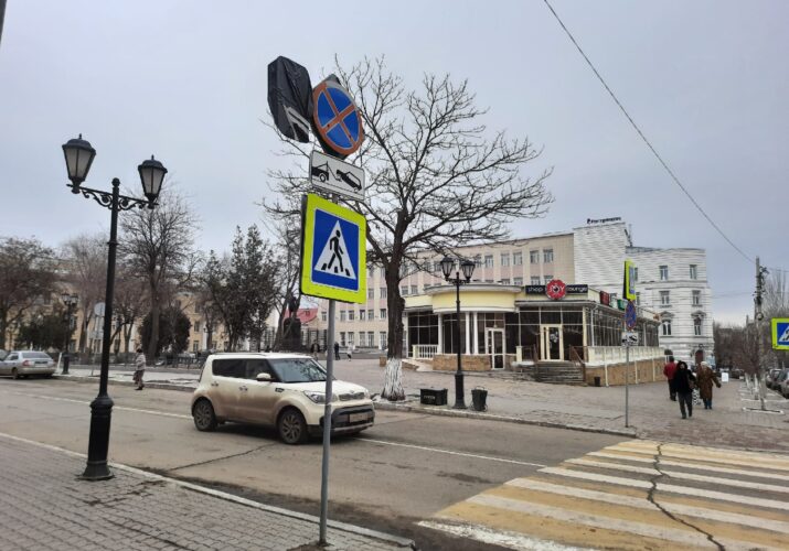 В Астрахани обновляют дорожные знаки