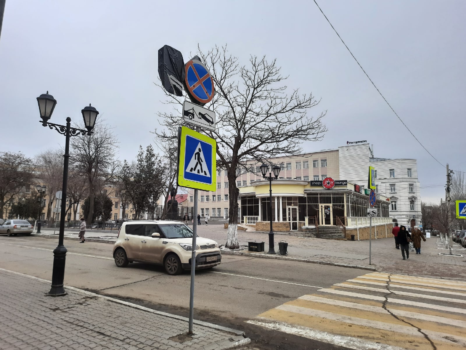 В Астрахани обновляют дорожные знаки