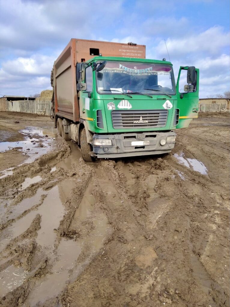 Размытые грязью дороги в Астраханской области не дают вывозить мусор