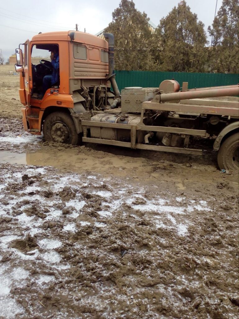 Размытые грязью дороги в Астраханской области не дают вывозить мусор