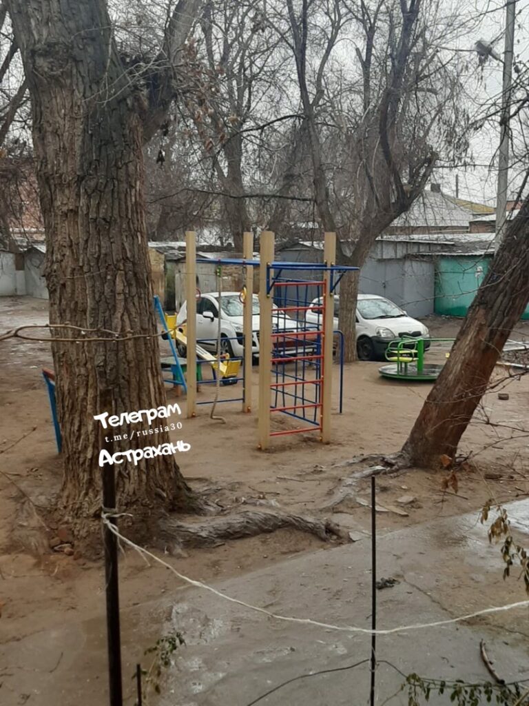 В Астрахани на "Десятке" планируют убрать новую детскую площадку по просьбе пенсионеров