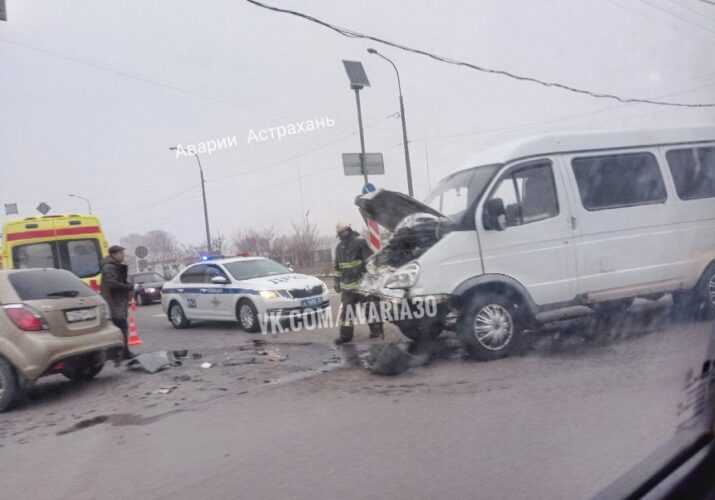 В Астрахани газель №44 С попала в аварию: пострадали три пассажирки
