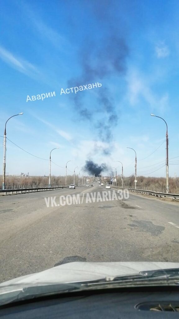 На Новом мосту в Астрахани полыхает фура (видео)