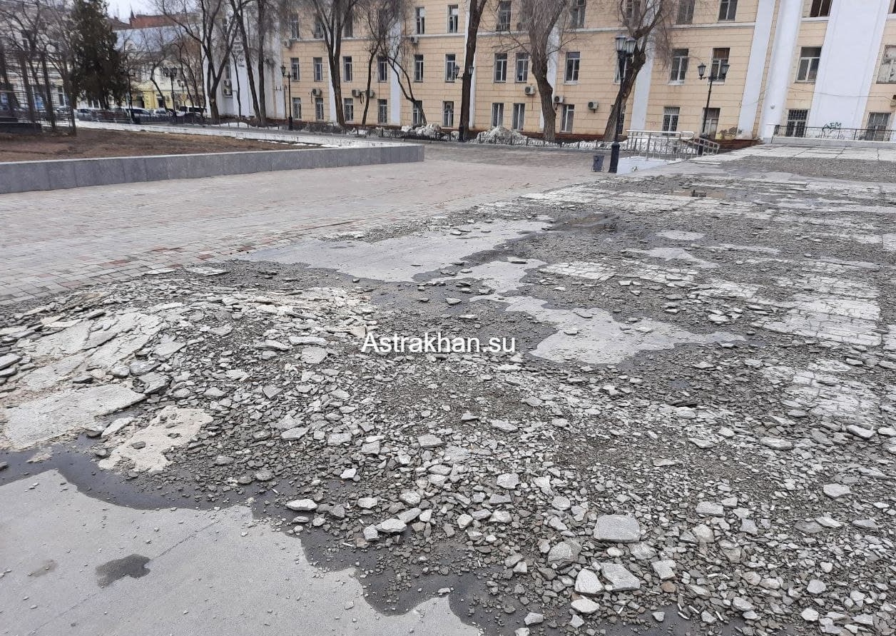 Сквер в центре Астрахани несколько лет пребывает в состоянии разрухи