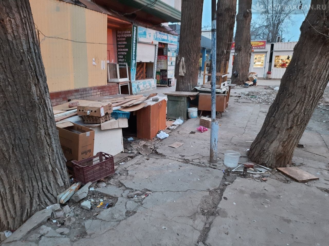На улицах Астрахани лежало около 600 тонн мусора