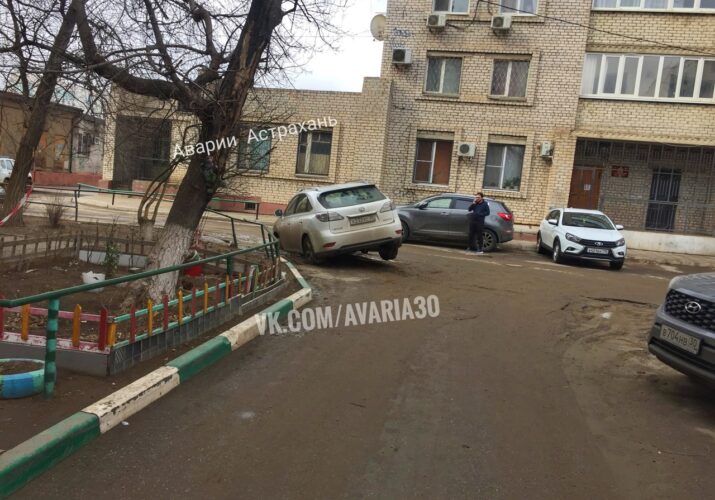В Астрахани автомобиль провалился в яму после работ "Астрводоканала"