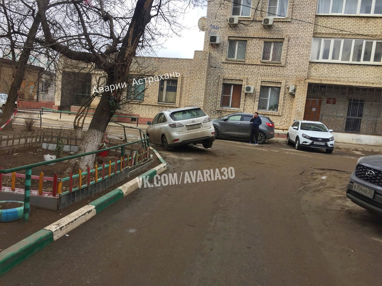 В Астрахани автомобиль провалился в яму после работ "Астрводоканала"