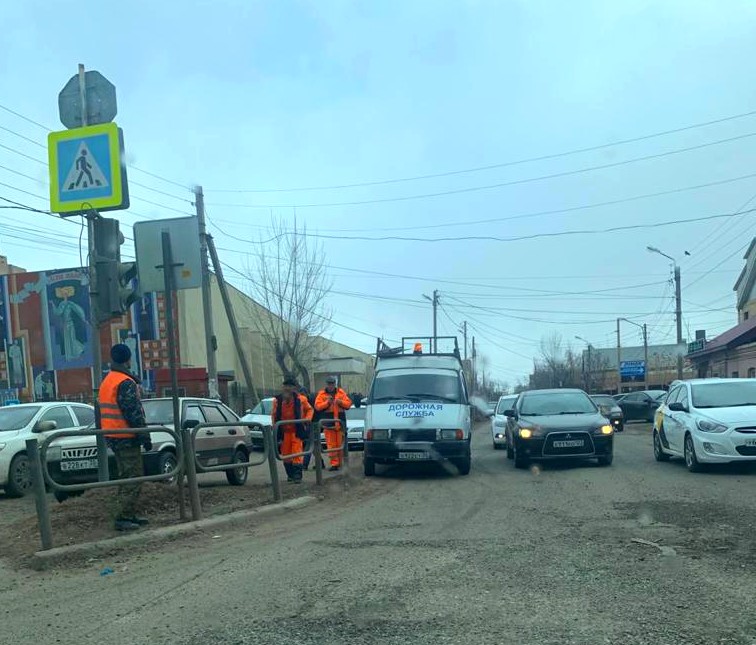 Дорожные службы за работой в городе Астрахань