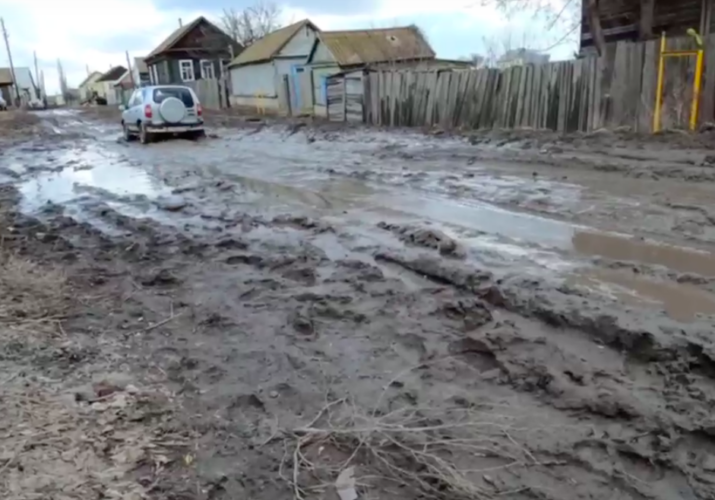 Администрация города Ахтубинска прокомментировала размытые грязью дороги