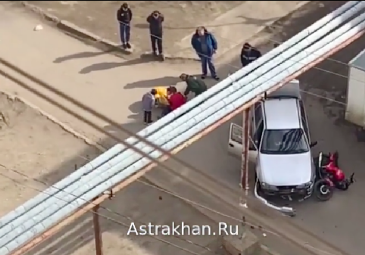 В Астрахани во время аварии пострадали двое несовершеннолетних на мотоцикле (видео)