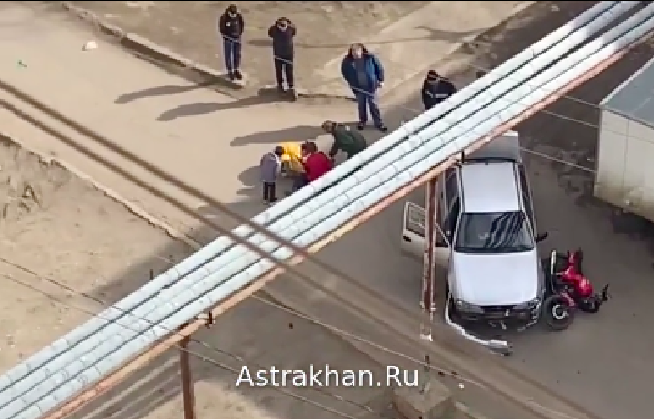 В Астрахани во время аварии пострадали двое несовершеннолетних на мотоцикле (видео)