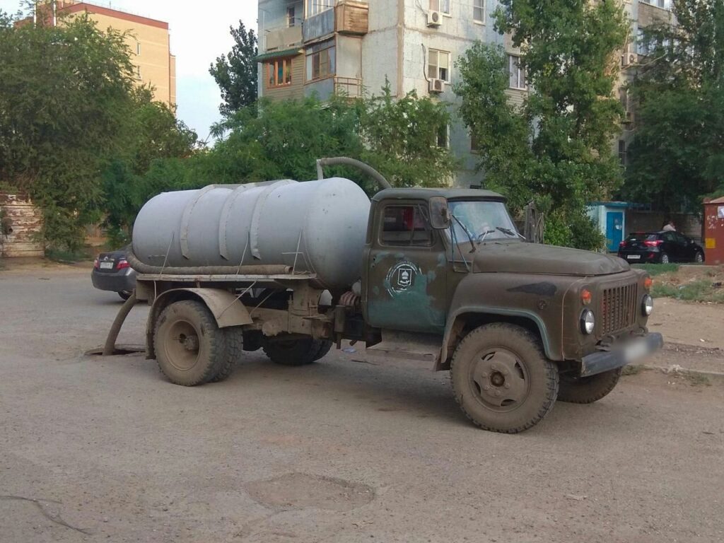 В Астрахани ассенизаторы уже несколько дней не откачивают сливные ямы