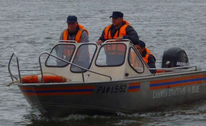 В Астрахани на Набережной Золотого Затона из воды достали тело мужчины