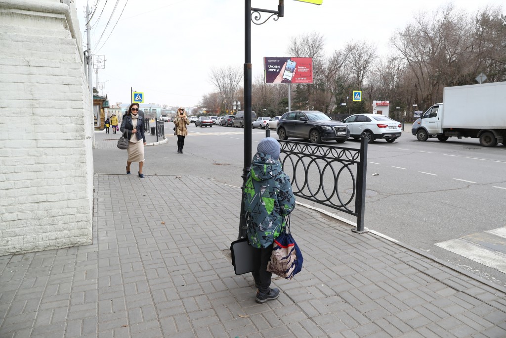 Астраханцы просят снять запрет на стоянку автомобилей у Кремля