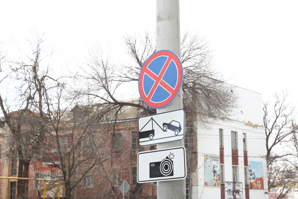 Астраханцы просят снять запрет на стоянку автомобилей у Кремля