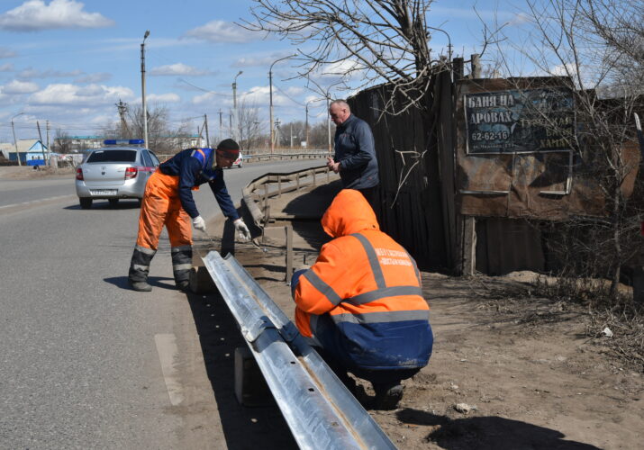 Сотрудники МУП «Мосты и каналы» взялись за мост в Астрахани