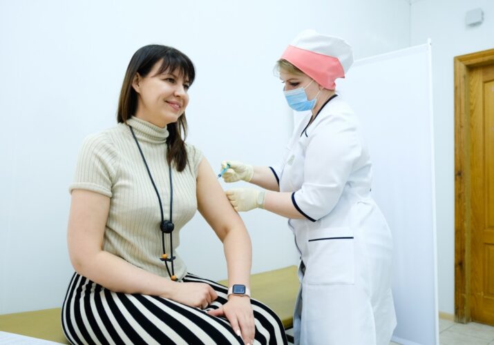 В Астрахани министру культуры и туризма Ольге Прокофьевой сделали прививку от коронавируса