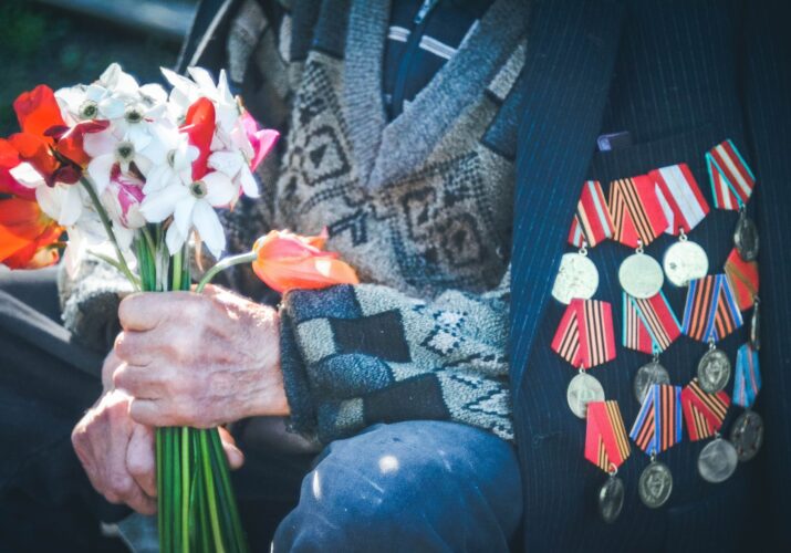В Астрахани 156 ветеранов получат на День победы по 10 тысяч рублей