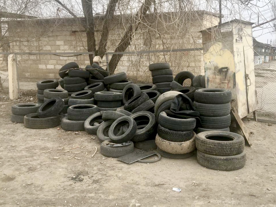 У шиномонтажки в Советском районе Астрахани обнаружили свалку из покрышек
