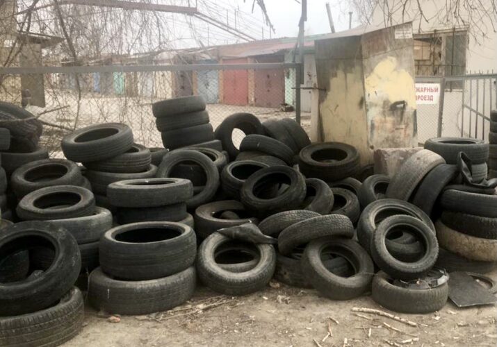 У шиномонтажки в Советском районе Астрахани обнаружили свалку из покрышек