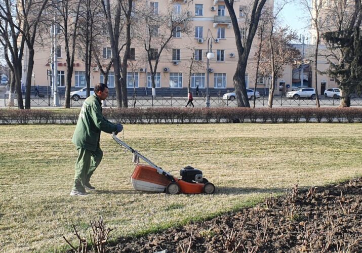 Коммунальные службы проводят в Астрахани весеннюю уборку